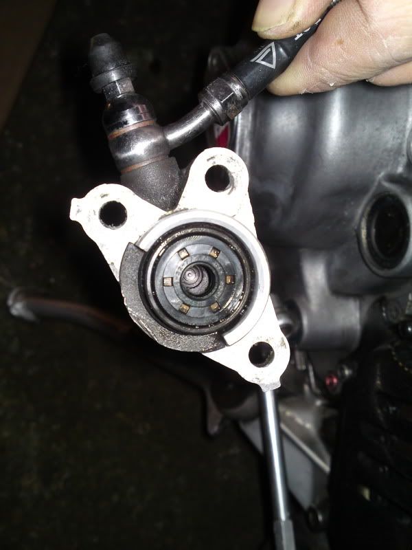 (Ah dammit...) slave cylinder leaking. ( Ducati.ms The Ultimate